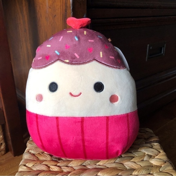 Squishmallows Elpha the Valintine's Day Cupcake (first to market) 8" - Picture 1 of 7